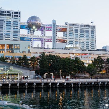 Hotaluna Cruise (Tokyo), View on Fuji TV Headquarters and Aqua City shopping center in Odaiba