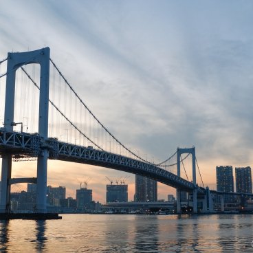 Hotaluna Cruise (Tokyo), View on the Rainbow Bridge at nightfall