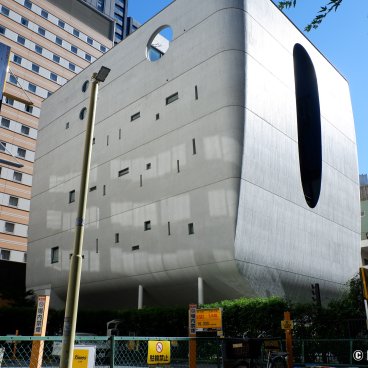 Shinjuku Ruriko-in Byakurenge-do (Tokyo), View on the temple's vertical concrete architecture 2