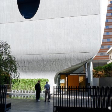 Shinjuku Ruriko-in Byakurenge-do (Tokyo), Monk at the entrance of the temple