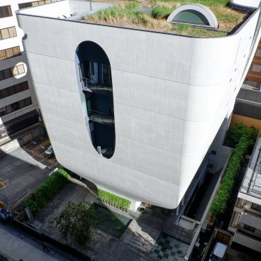 Shinjuku Ruriko-in Byakurenge-do (Tokyo), View on the temple's vertical concrete architecture 3