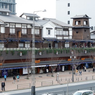 Toyosu Senkyaku Banrai (Tokyo), Streetview on the complex's traditional architecture