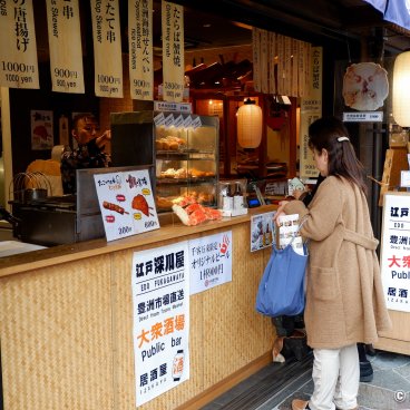 Toyosu Senkyaku Banrai (Tokyo), Food counter on Menuki Odori street
