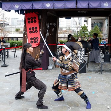 Toyosu Senkyaku Banrai (Tokyo), Sword performance on the market's central square