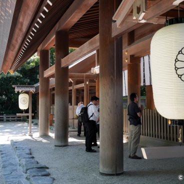 Atsuta-jingu (Nagoya), People praying in front of the shrine's main sacred enclosure