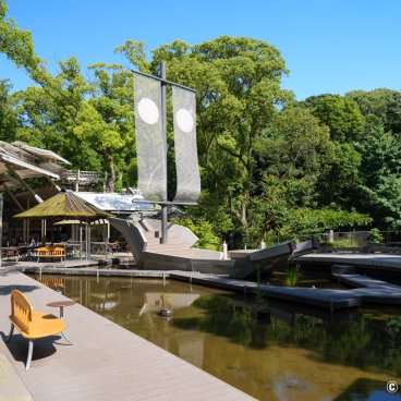 Atsuta-jingu (Nagoya), Pond and boat-shaped boardwalk at the entrance of Kusanagi-kan Sword Museum