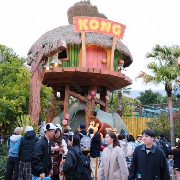 Donkey Kong Country (USJ, Osaka), Photo shoot session with Kong at his cabin