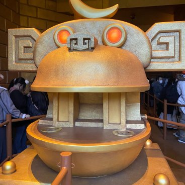 Donkey Kong Country (USJ, Osaka), Decor on the waiting line for Mine Cart Madness