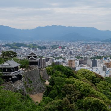 Matsuyama Castle (Shikoku), View on Honmaru enclosure's turrets and the city from the keep