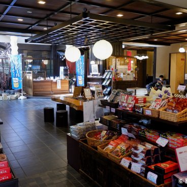 Hida Hanasatonoyu Takayama Ouan, Hotel lobby and souvenir shop