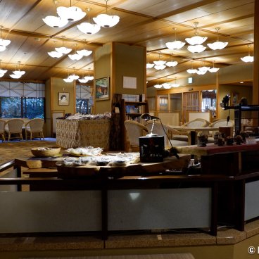 Yamatoya Honten (Matsuyama), Counter in the ryokan inn's lobby