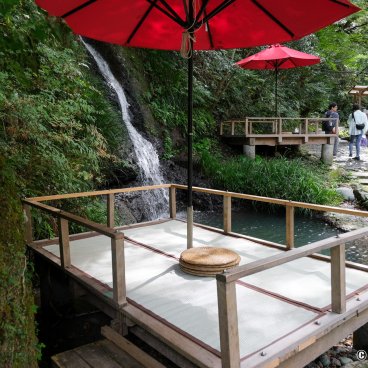 Kakusenkei Gorge (Yamanaka Onsen), Seasonal tea room by the river Kakusenkei Kawadoko 3