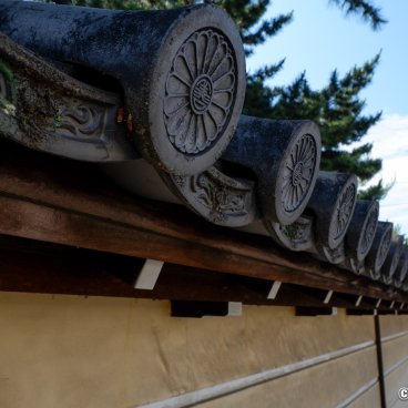 Zentsu-ji (Shikoku), Tiles of the temple enclosure