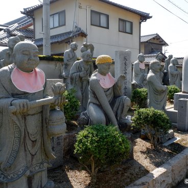 Zentsu-ji (Shikoku), Rakan statues of Buddha's disciples, To-in Garan enclosure