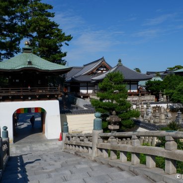 Zentsu-ji (Shikoku), Bridge to Mount Koshiki-zan from Sai-in Tanjo-in enclosure 2