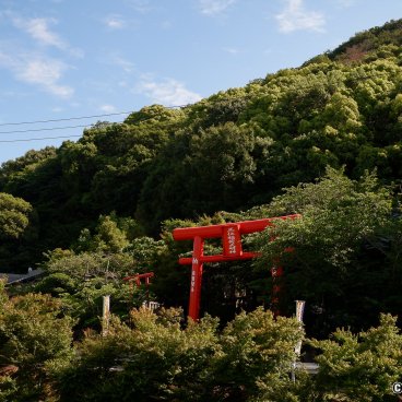 Zentsu-ji (Shikoku), Protective shrine at the foot of Mount Koshiki-zan
