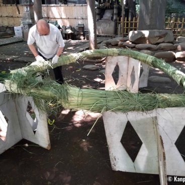 Tokiwadai Tenso-jinja (Tokyo), Chinowa grass ring in the making for Nagoshi no Harae (June 30th)
