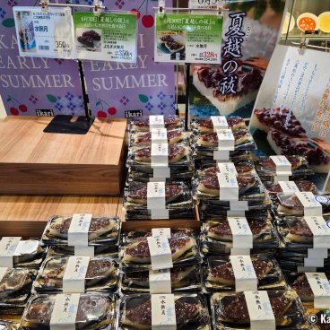 Stall selling Minazuki, the traditional pastry for Nagoshi no Harae (June 30th)