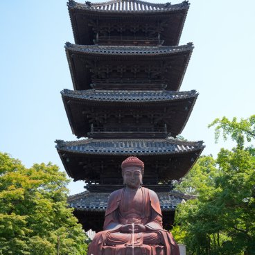 Kosho-ji (Nagoya), The red great Buddha sitting in front of the temple's 5-story pagoda