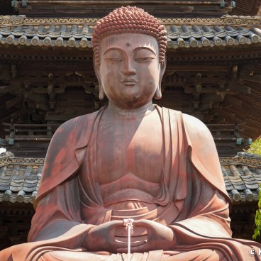 Kosho-ji (Nagoya), Close up on the red great Buddha sitting in front of the pagoda