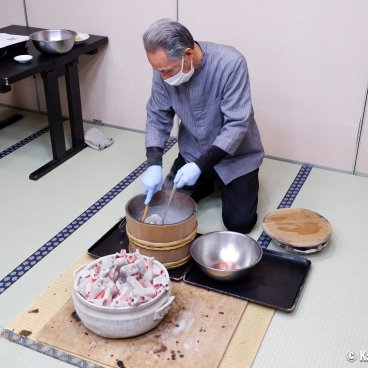 Seiko Grand Hotel (Oga Peninsula, Akita), Demonstration of Ishiyaki cooking with sea bream soup and hot rocks 2