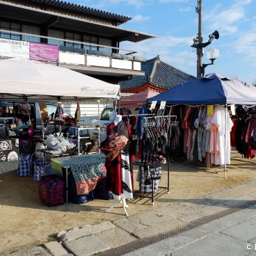 Shitenno-ji Flea Market (Osaka), Traditional clothing stalls