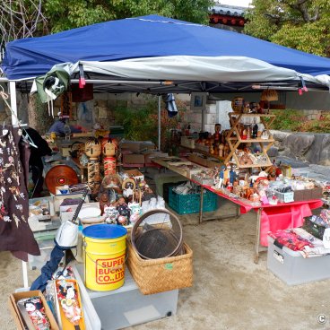 Shitenno-ji Flea Market (Osaka), Souvenirs and second hand goods stalls