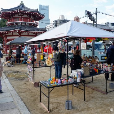 Shitenno-ji Flea Market (Osaka), Souvenirs and second hand goods stalls 2