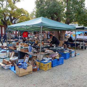 Shitenno-ji Flea Market (Osaka), Japanese ceramics and tableware stall