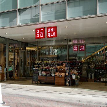 Uniqlo Ginza Flagship Store (Tokyo), Flower shop at the building's ground floor