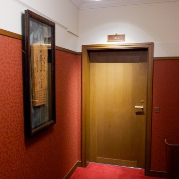 Marufukuro Hotel (Kyoto), Vintage decor in the hotel's corridor