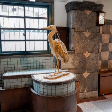 Marufukuro Hotel (Kyoto), Heron statue in the hotel's lobby