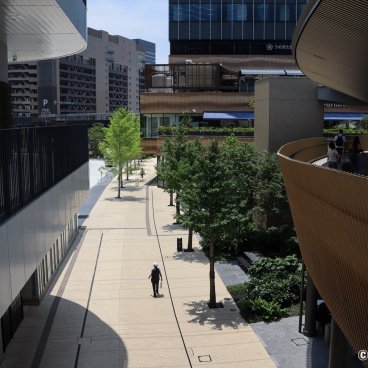 Grand Green Osaka (Umeda), Walking path in the southern side of the complex near Osaka Station