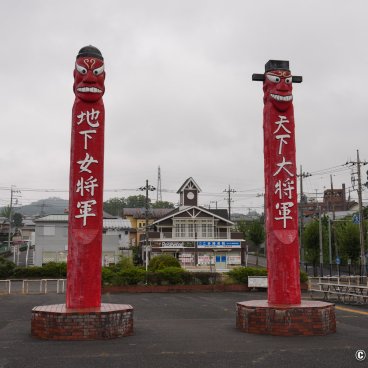 Kinchakuda Manjushage (Saitama), Korean totem poles Tenka Taishogun and Underground Female Shogun in front of Koma station in Hidaka