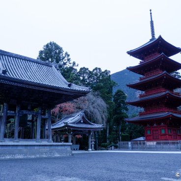 Kuon-ji (Minobu), Early morning view on the Shoro bell tower and the 5-stories pagoda
