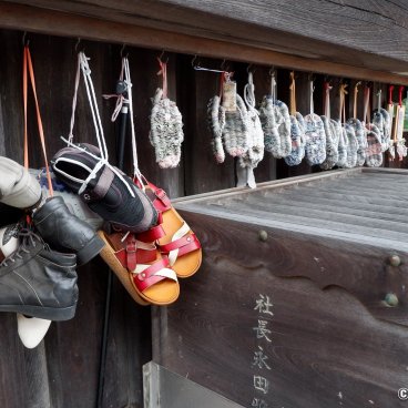 Kuon-ji (Minobu), Shoes offerings in front of the temple's Sanmon gate