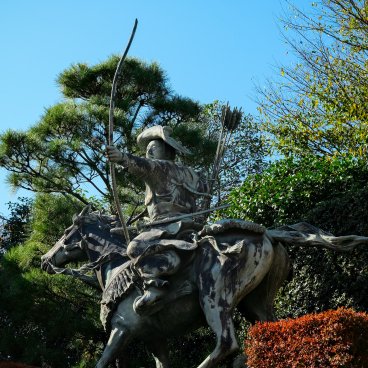 Waseda (Tokyo), Yabusame statue at Ana Hachiman-gu shrine