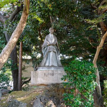 Waseda University (Tokyo), Bronze statue of Ayako Okuma in Okuma Teien Garden