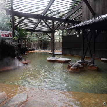 Oniyama Hotel (Beppu), Oniyama-no-yu outdoor bath and its jungle-style decor 2