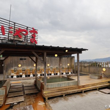 Oniyama Hotel (Beppu), View on the onsen baths on the hotel's rooftop