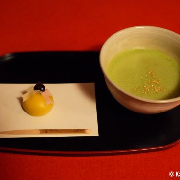 Hamarikyu Tsukimi Sanpo (Tokyo), Matcha green tea and wagashi sweet at Nakajima-no-Ochaya tea house