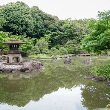 Kyu Furukawa Teien (Tokyo), View on Shinji-ike pond and Yukimi lantern