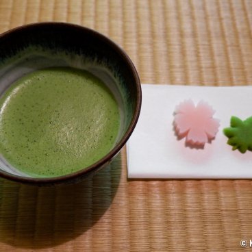 Kyu Furukawa Teien (Tokyo), Matcha tea tasting set at the tea pavilion in the Japanese garden