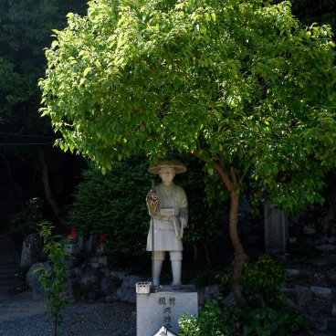 Ishite-ji (Matsuyama, Shikoku), Statue of a pilgrim