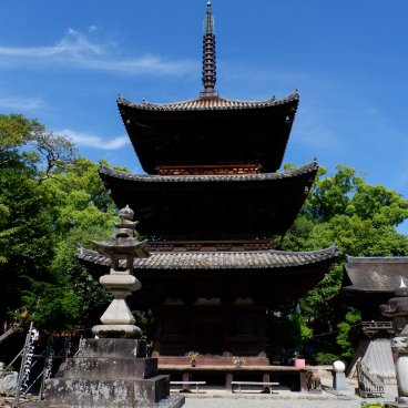 Ishite-ji (Matsuyama, Shikoku), 3-stories pagoda in the temple's grounds