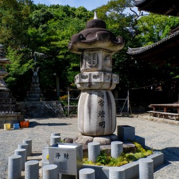 Ishite-ji (Matsuyama, Shikoku), Stone lantern in the main courtyard