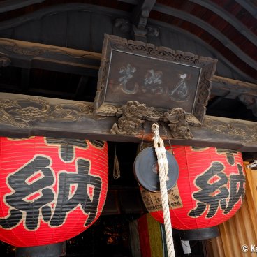 Ishite-ji (Matsuyama, Shikoku), Paper lanterns and sculptures of a pavilion