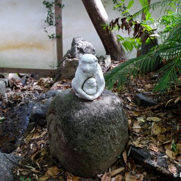 Ishite-ji (Matsuyama, Shikoku), Ceramic statues of monkeys
