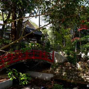 Ishite-ji (Matsuyama, Shikoku), Small red bridge in the temple's grounds