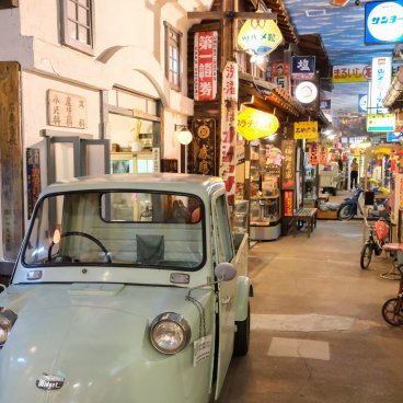 Takayama Showa-kan (Hida-Takayama), View on Showa Alley and a Daihatsu Midget